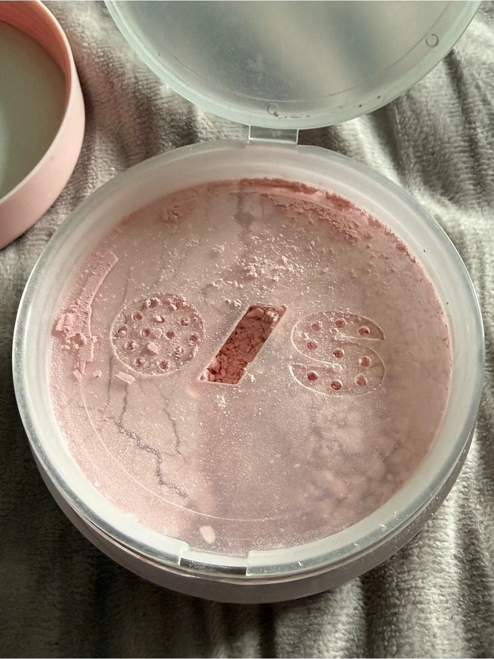 Glossier One Size Ultra Pink face setting powder